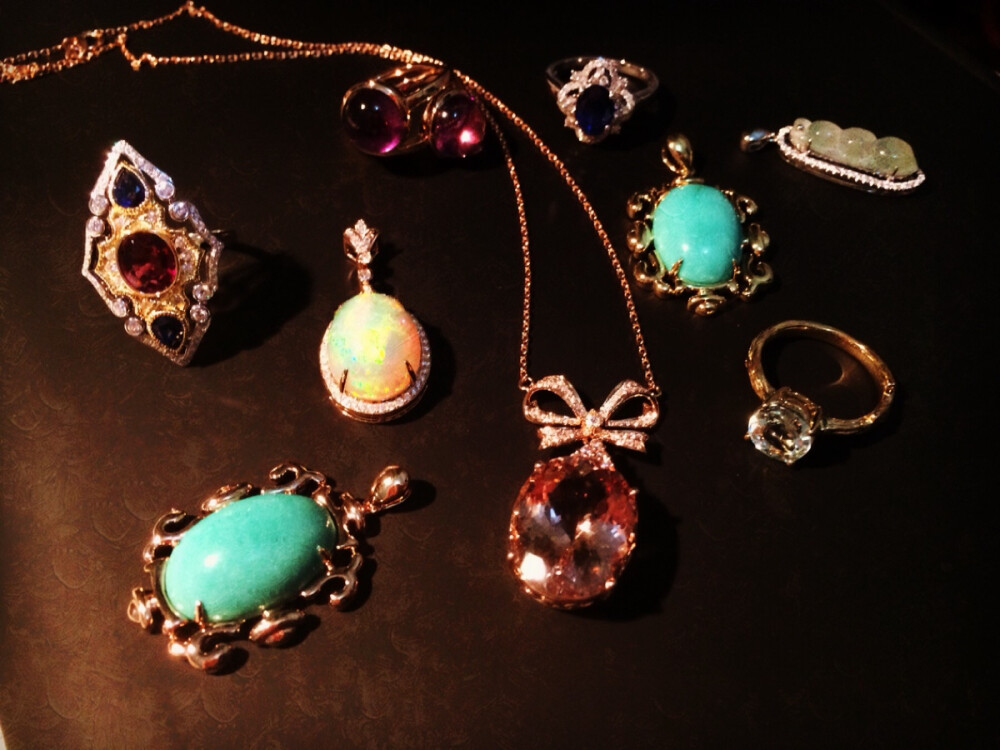 做女神从珠宝开始。别再施某洛水晶了，别再手工银了，是女神就对自己好一点，从二十几岁，开始了解珠宝，没钱不重要，重要的是你找到为之奋斗、努力、疯狂的理由。