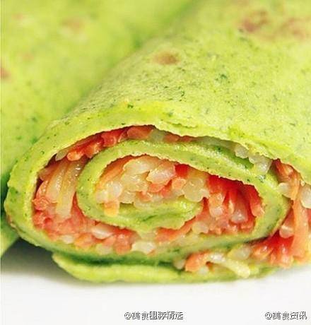 【土豆胡萝卜菠菜饼】 原料：面粉、土豆、胡萝卜、鸡蛋、菠菜 1、平底锅烧热，倒上一点油，转中小火，将面糊倒入锅中旋转锅子摊成圆饼，两面煎熟； 2、土豆胡萝卜丝另外炒熟，根据个人口味调好味道； 3、最后将炒好的土豆胡萝卜丝铺在菠菜饼上，卷好即可。