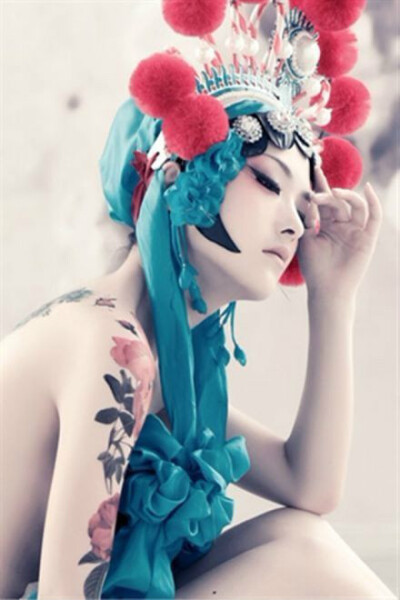 第一眼看到这姑娘的时候就被惊艳了，后来发现她还有个贴吧。拍了好多系列的都好美，推荐大家去看看。一直都是中国风图片top推荐～