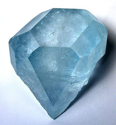 黄玉即托帕石，英文名称为Topaz，黄玉的颜色多种多样，一般为黄、蓝、绿、红、褐等浅色，有玻璃光泽，有的无色透明。透明色美的黄玉是高档宝石原料。