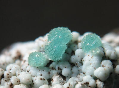 水砷锌矿是一种砷酸盐矿物，它与褐铁矿、方解石、蓝铜矿、孔雀石等产在一起。水砷锌矿的颜色有黄、绿、蓝、紫等多种色调，在紫外线照射下还会发出黄绿色荧光。具有玻璃光泽。板状或柱状，一般细小的晶体会结成球状集…