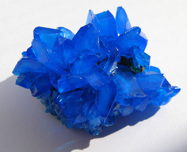 五水合硫酸铜也被称作硫酸铜晶体。俗称蓝矾、胆矾或铜矾，天蓝色至蓝色，条痕白色，玻璃光泽。