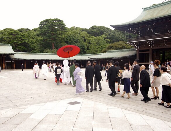 花嫁行列1-新人正走向神社参加神前式。