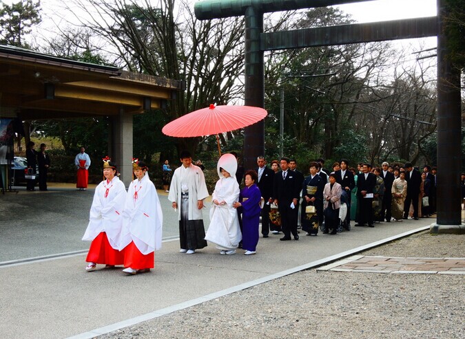 01神前式全程：1参列者入场；2新郎新娘入场；3修祓；4斋主一拜5祝词奏上；6三献仪式（三三九度）；7 誓词奏上；8指轮交换；9奉玉串奉；10神乐舞奏上；11亲族举杯；12斋主一拜；13退场