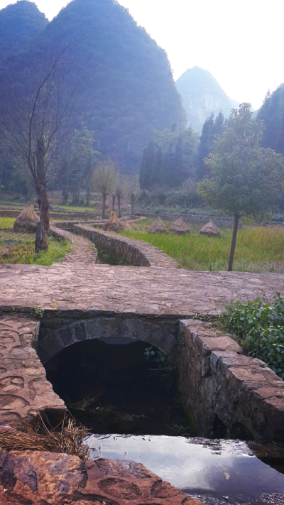 贵州省黔西南州郑屯间歇泉，纯朴的地方，别致的风景