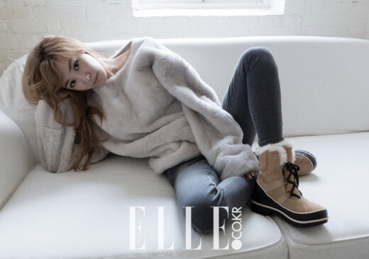 女团少女时代成员Tiffany近日为某杂志拍摄时尚画报公开。Tiffany在少女时代成员中的敏锐时尚感和特有的眼神一直被众人熟知，通过与本次拍摄主题的融合，诠释了慵懒舒适的休闲风格。