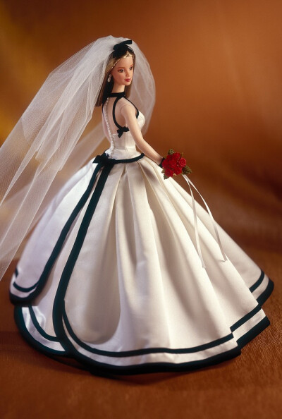 芭比娃娃 1998限量版 Vera Wang™ Barbie® Doll 薇拉王 王薇薇 华裔 顶级设计师 婚纱【价格150美元】