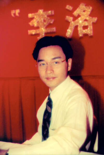 戴眼镜的哥哥#张国荣# 是不是也很帅很帅呢！