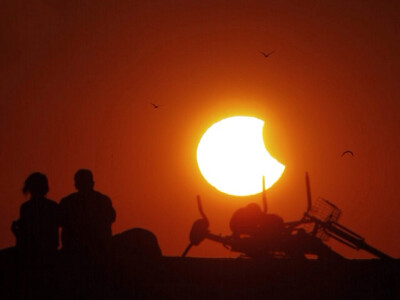 美国佛罗里达，人们在沙滩上观赏日偏食。据悉，此次日偏食为美国2023年前最后一次出现的日偏食。摄影师：Jim Damaske