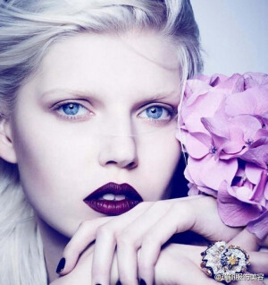 人这辈子，总会苦一阵子，但不会苦一辈子。年轻时尽情地享乐，年老必被痛苦所代替；年轻时多吃些苦头，年老定充满着幸福。人，晚吃苦不如早吃苦。早来的苦是鲜血开放在鲜花上的美丽，晚来的苦是风雨吹打着茅屋的凄凉。趁着年轻大胆地走出去，去迎接风霜雨雪的洗礼。唯累过，方得闲；唯苦过，方知甜。