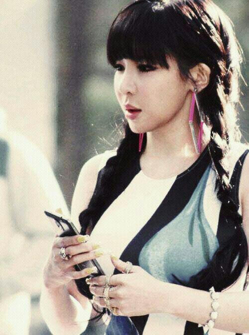 bom 朴春 2NE1