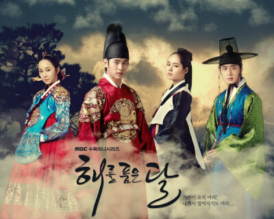  《拥抱太阳的月亮》是韩国MBC电视台于2012年初播出的水木剧，根据韩国同名小说改编，由金道勋导演，陈秀完编剧，金秀贤、韩佳人、丁一宇、金敏瑞主演。讲述的是朝鲜王李暄和巫女月两人之间的艰辛但浪漫的爱情史。 …