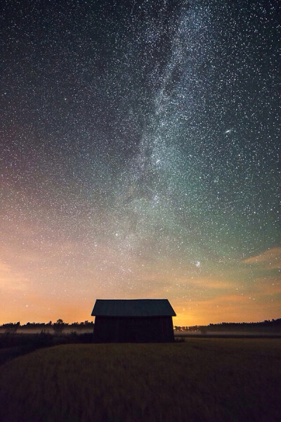 Mikko Lagerstedt来自芬兰，是一名自学成才的摄影师。Mikko Lagerstedt从2008年12月才开始接触摄影，他着迷于夜空和迷雾，喜欢拍摄芬兰广阔的自然景象，目标是透过摄影来捕捉当下的情感，定格那一瞬间的心境。