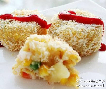 【玉米虾仁可乐饼】 1、土豆洗净，带皮水煮15分钟至熟，沥干水分，趁热剥皮，放入碗中捣成泥状； 2、虾仁切小丁，和玉米粒、青豆粒、胡萝卜粒与盐、鸡粉加入土豆泥中拌匀； 3、分别揉成团，依序沾上面粉、蛋液、面包粉，入烤箱，180度，15分钟，至呈金黄色.