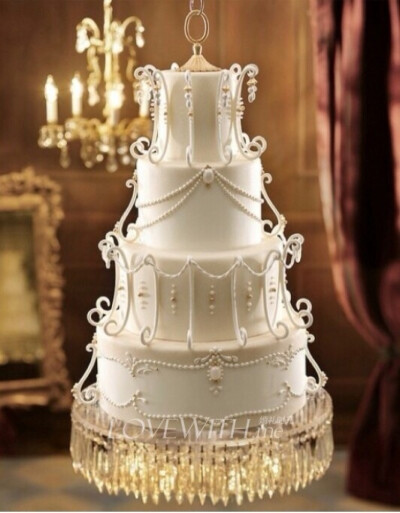 【华丽多层婚礼蛋糕】精雕细琢的蛋糕在灯光的照耀下熠熠生辉，别有一种奢华的韵调。