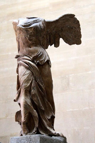 卢浮宫镇馆之宝：胜利女神 《萨莫特拉斯的胜利女神》（Winged Victory of Samothrace），大约作于公元前190年。  