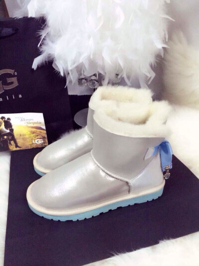 UGG实拍 绝对白富美 矮猫眼 厚厚得羊皮毛一体 大钻扣 尺码34-40。（34.40定做不退换）