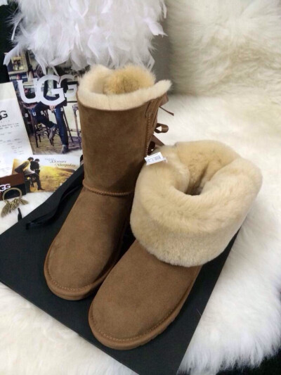 UGG 实拍 中筒三个蝴蝶结 羊毛皮一体 尺码34-40 （34.40定做不退换）￥430