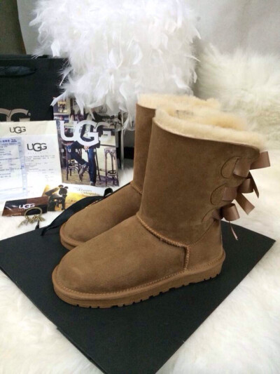 UGG 实拍 中筒三个蝴蝶结 羊毛皮一体 尺码34-40 （34.40定做不退换）￥430