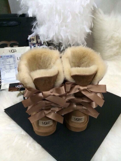 UGG 实拍 中筒三个蝴蝶结 羊毛皮一体 尺码34-40 （34.40定做不退换）￥430