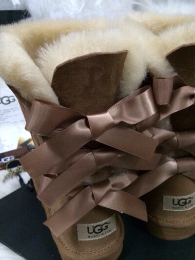 UGG 实拍 中筒三个蝴蝶结 羊毛皮一体 尺码34-40 （34.40定做不退换）￥430