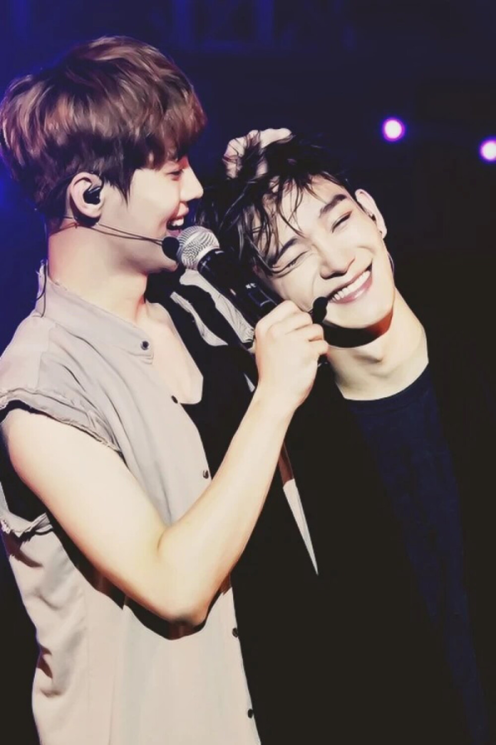 好有爱的两个人～简直赞！EXO鹿晗 LUHAN 金钟大 Chen