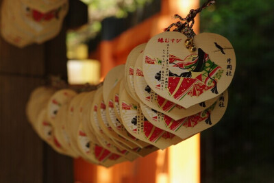 賀茂別雷神社，片岡社の紫式部とハート型の双葉葵の絵馬。（缘结绘马）