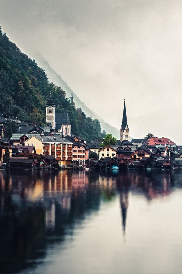 Hallstatt,Austria。哈尔施塔特镇是奥地利上奥地利州萨尔茨卡默古特地区的一个村庄， 位于哈尔施塔特湖湖畔。历史上这一地区就因盐而致富。因此这里又被称作“世界最古老的盐都”。 哈尔施塔镇也被称为世界上最美的小镇， 来到这里，发现这里有一种安静恬然的气韵， 是一种纯正淡定的欧洲气质， 到处能看见童话般清幽美丽的小木屋， 纯净的生命气息散发在空气中。恬淡，美好。哈尔施塔特的居民更喜欢把自己的家乡称作“木头镇”。