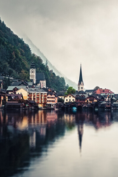 Hallstatt,Austria。哈尔施塔特镇是奥地利上奥地利州萨尔茨卡默古特地区的一个村庄， 位于哈尔施塔特湖湖畔。历史上这一地区就因盐而致富。因此这里又被称作“世界最古老的盐都”。 哈尔施塔镇也被称为世界上最美的…