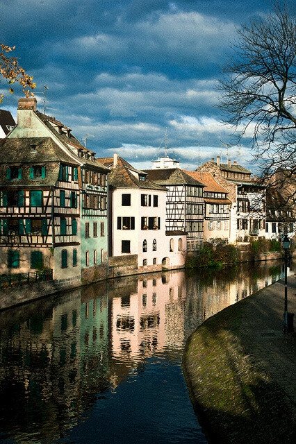 Strasbourg,Alsace,France。斯特拉斯堡，也译作史特拉斯堡，位于法国国土的东端，与德国隔莱茵河相望，是法国阿尔萨斯大区和下莱茵省的首府。在历史上，德国和法国曾多次交替拥有对斯特拉斯堡的主权，因而该市在语言和文化上兼有法国和德国的特点，是这两种不同文化的交汇之地。谷登堡、加尔文、歌德、莫扎特、巴斯德等德法两国名人都曾在斯特拉斯堡居留。