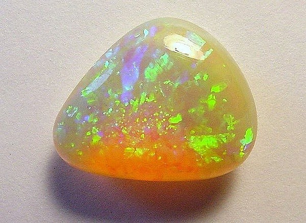 蛋白石作为宝石，英文名为opal，音译为欧泊，澳宝，蛋白石有两个变种：贵蛋白石和普通蛋白石。贵蛋白石会因观看角度不同而显示颜色闪光（虹彩），所以贵蛋白石有若干种不同颜色。根据颜色特征和光学效应，天然欧泊分为白蛋白石（白欧泊）、黑蛋白石（黑欧泊）和火蛋白石（火欧泊）三个种类。自古以来，欧洲人就有一个迷信，非10月生的人，如果拥有蛋白石会带来不幸。