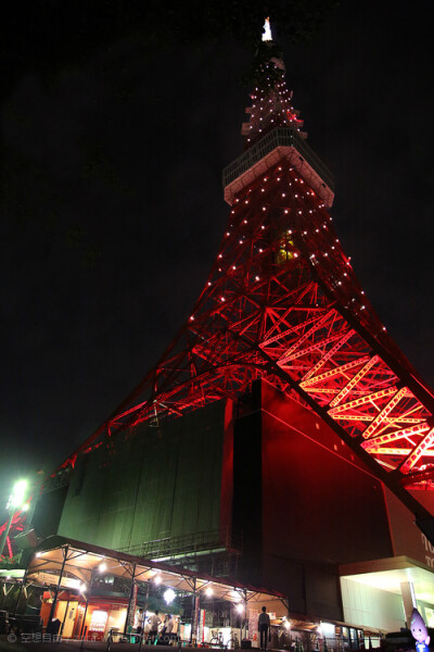 夜景下的东京塔 美！来源：LOFTER 空想自由