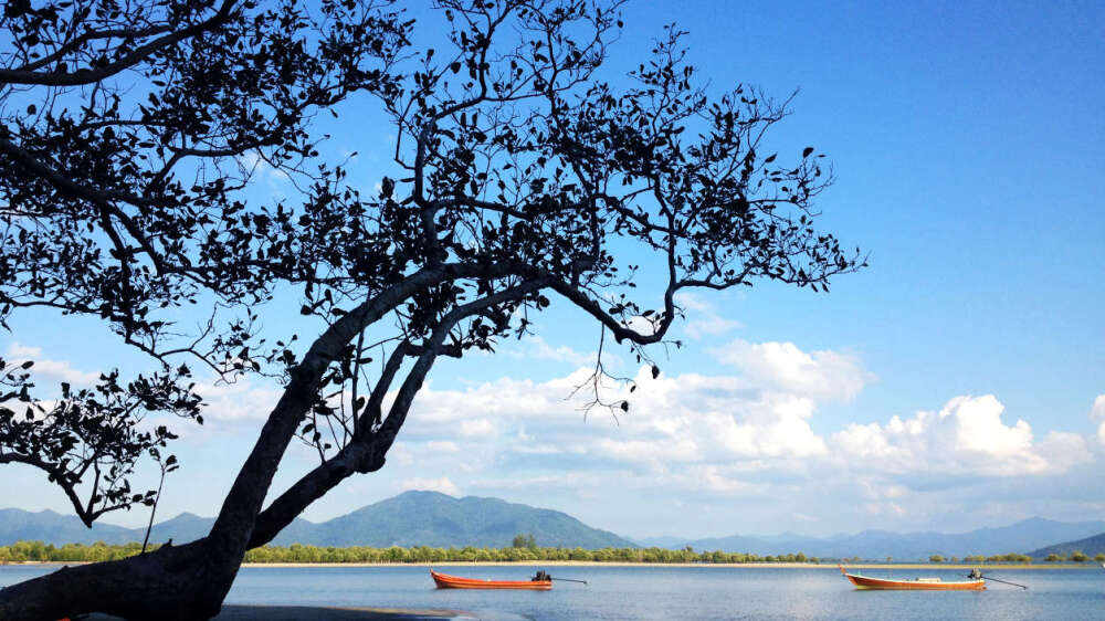 Ranong, Thailand I live in Bangkok, but return to my hometown of Ranong, on the Andaman Sea coast, about every year. It offers tranquillity, fresh air, delicious spicy southern Thai food, terrific hot springs. 选自：52 Places to Go in 2014 - NYTimes.com