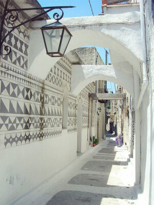 Pyrgi Village in Chios Island, Greece。希腊希俄斯岛，州首府希俄斯市位于东岸，为一小避风港。希腊拥有2000多个大小岛屿，希俄斯岛则是其中最神秘的岛屿之一。它距离土耳其西岸很近，据说是诗人荷马的出生地。岛上古迹不多，但景色秀丽，是一个很悠闲安静的小岛。抛开那些古老的建筑，悠久而神秘的生活习俗甚至成为吸引游客的最大亮点