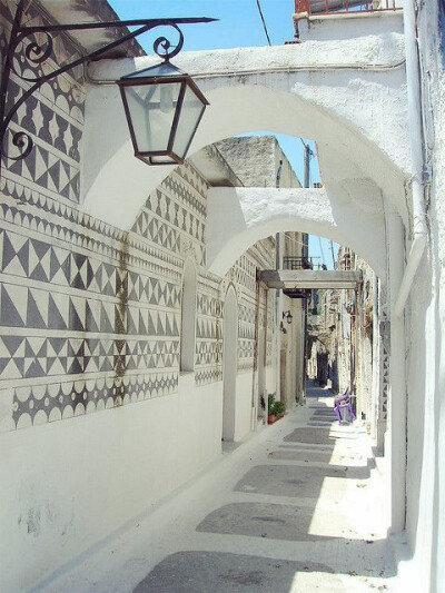 Pyrgi Village in Chios Island, Greece。希腊希俄斯岛，州首府希俄斯市位于东岸，为一小避风港。希腊拥有2000多个大小岛屿，希俄斯岛则是其中最神秘的岛屿之一。它距离土耳其西岸很近，据说是诗人荷马的出生地。岛…