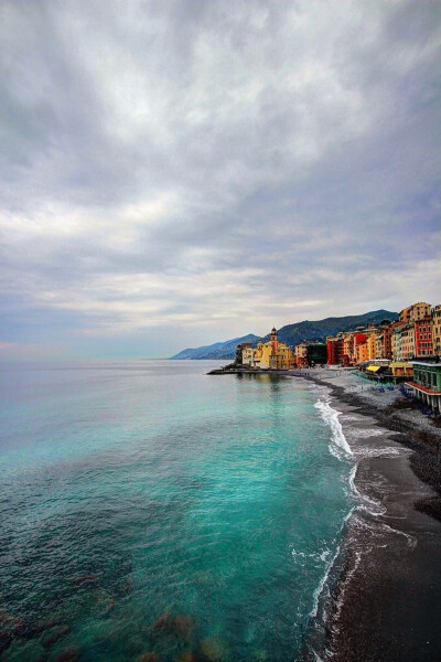 意大利的利古里亚大区中的卡莫利小镇的黑沙滩Camogli, Liguria, Italy