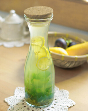 柠檬薄荷冰茶 用料： 柠檬半个  薄荷叶一把  绿茶一小撮  蜂蜜或砂糖  做法： 1. 绿茶先泡出味，稍微放凉后，加入揉碎的薄荷叶。 2. 柠檬半个压出汁液，与绿茶混合。再切几片丢进瓶子装饰用。 3. 加入蜂蜜或砂糖调味。放入冰箱冷藏半天，