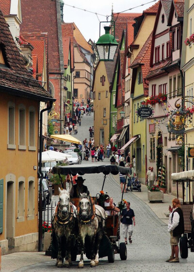 Rothenburg ob der Tauber, Bavaria, Germany。德国南部陶伯河上游的罗腾堡，位于高原之上，被当地居民称为“中古世纪之宝”，是德国所有城市中，保存中古世纪风貌最完整的地区。于1195年作为凡尔登主教鲁道夫的国都…