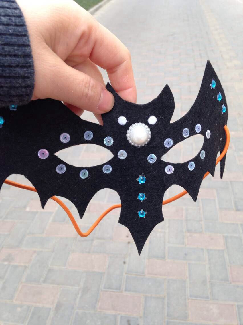 不织布剪个蝙蝠形状，装饰上亮片，十分钟让你拥有个独一无二的面具。