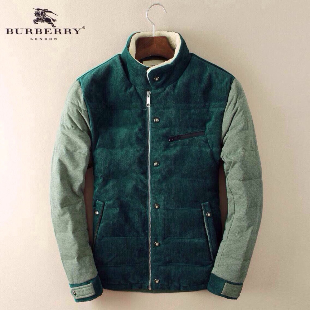 【品牌】（Burberry）英国奢侈品牌 【码数】M-XXXL（标准版型） 【细节】巴宝莉奢华保暖羊羔毛100%白鸭绒 客供进口灯芯绒高品质羽绒服 现货发售 