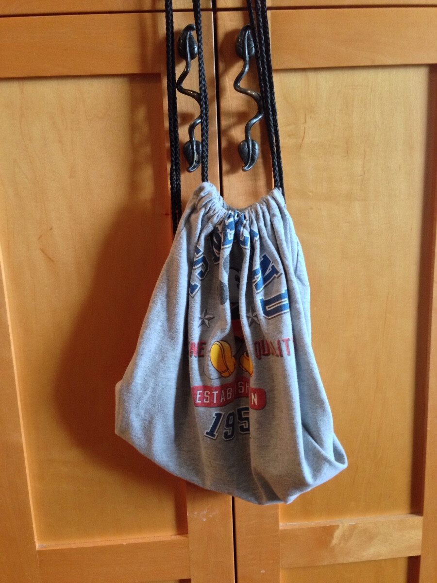 用儿子的旧T恤改的gym bag.