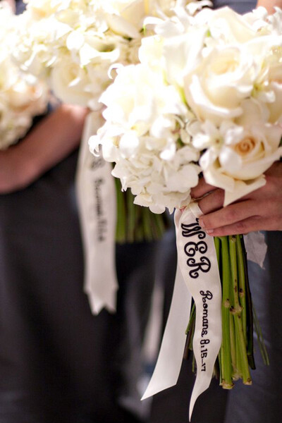 在伴娘的花束的绣带上绣上伴娘的名字缩写，或者是一段歌颂婚姻的经文、诗句——婚礼创意