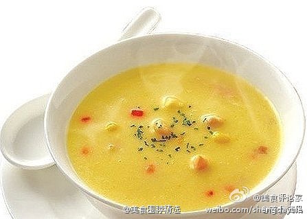 【玉米土豆蘑菇瘦身汤】材料：玉米1个、土豆1颗、蘑菇1碗、芹菜两棵。做法：1、玉米洗净，削下玉米粒;蘑菇洗净切片;芹菜洗净切成末；2、洗净土豆去皮，切丁，放入搅拌机，倒入一碗水，搅成蓉；3、把土豆蓉、玉米粒、蘑菇和4碗水倒入锅里煮至熟。玉米含有大量的膳食纤维能够润肠道排肠毒。