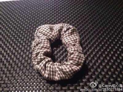 长头发的烦恼就是总是找不到发圈儿，那就自己动手做一个吧，超简单的！