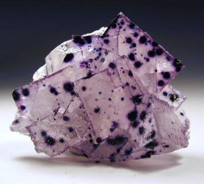 萤石（Fluorite），又称氟石，萤石是矿物晶体里面的一个大的类别，其主产地是中国