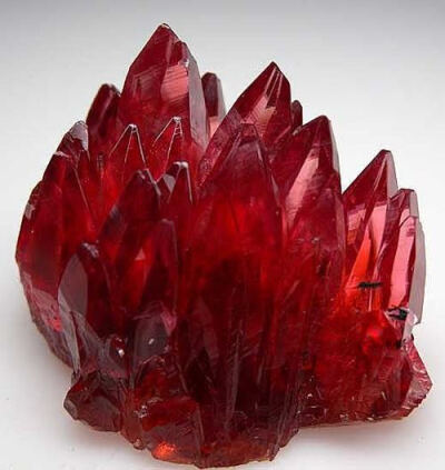 菱锰矿也是碳酸盐矿物，它常含有铁、钙、锌等元素，晶体呈淡玫瑰色或淡紫红色，为阿根廷国石。世界各地都有菱锰矿分部。但产状差异很大。只有3种形态能做为宝石原料使用。一种是块状的（中国，美国常见），一种是橄…