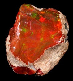 火欧泊，泛指橙黄，橙红至红色体色，透明到半透明。没有变彩效应的贵蛋白石。有时称墨西哥火欧泊。火欧泊是没有虹彩现象，透明且颜色鲜艳的蛋白石变种。