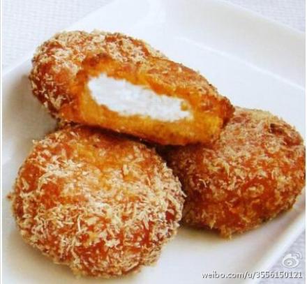 【南瓜酸奶饼】1.将南瓜蒸熟，加入糯米纷拌匀、酸奶放冰箱冻成块后切成小块；2.用拌好的南瓜泥裹住酸奶块制成丸子，粘上面包糠，放油锅中炸至表面金黄出锅摆盘。