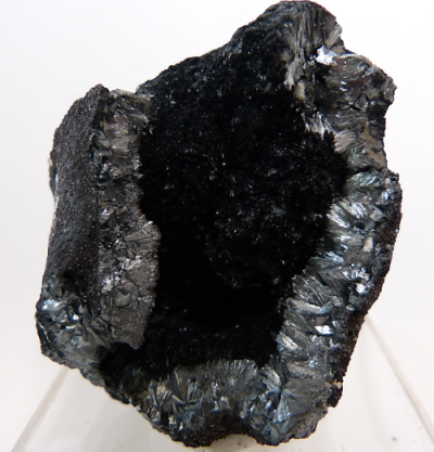 摩洛哥产，软锰矿，软锰矿的成分叫二氧化锰，是一种常见的锰矿物。软锰矿非常软，还不及人的指甲硬。它的颜色为浅灰到黑，具有金属光泽。如果用手去摸，它会像煤一样弄黑你的手。软锰矿一般为块状或肾状或土状，有时…