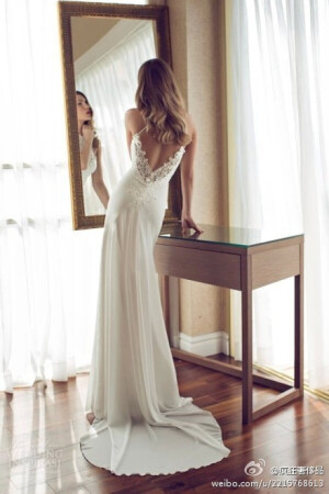 此款婚纱突显背部与腰部的美感